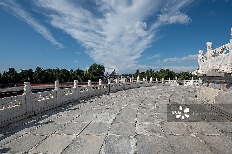 蓝天白云下的天坛圜丘汉白玉平台图片素材