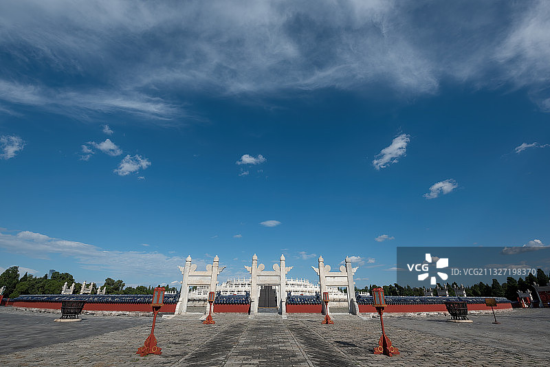 蓝天白云下的天坛圜丘全景图片素材
