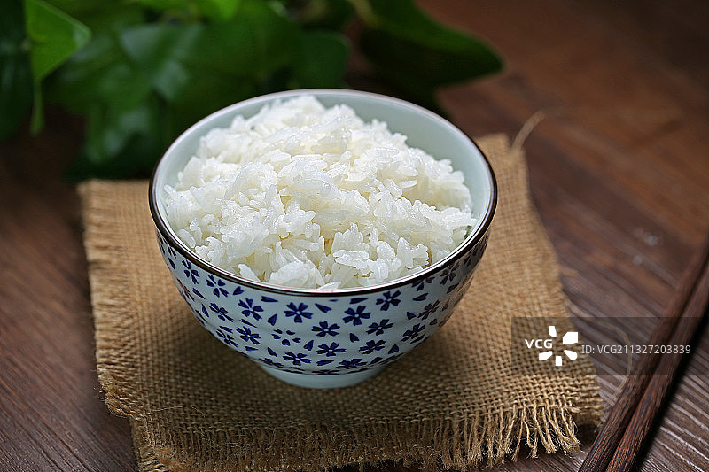 大米饭放在青花瓷碗里图片素材