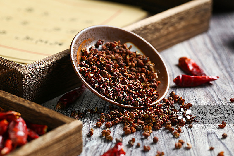 麻椒花椒和干辣椒放在木桌上图片素材