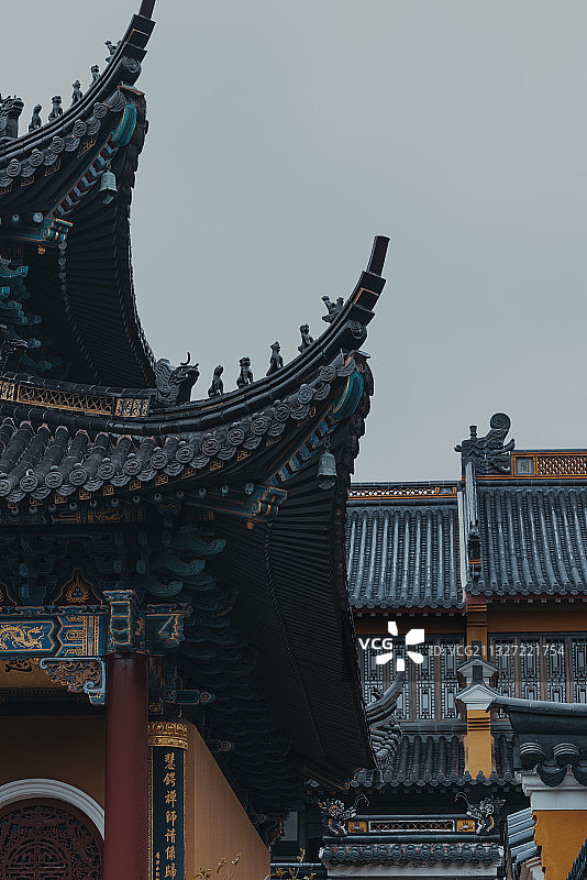 雨中礼佛普陀山寺庙图片素材