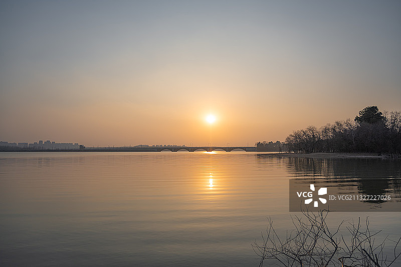 夕阳 湖泊 桥 树图片素材