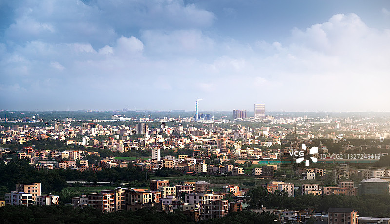 广东省茂名市茂南区乙烯厂日落蓝天金色时刻图片素材