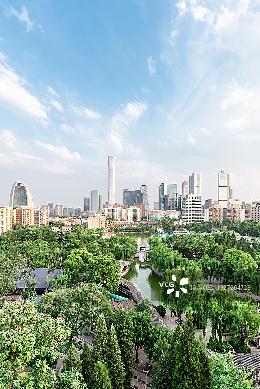 蓝天白云下的北京国贸CBD和团结湖公园图片素材