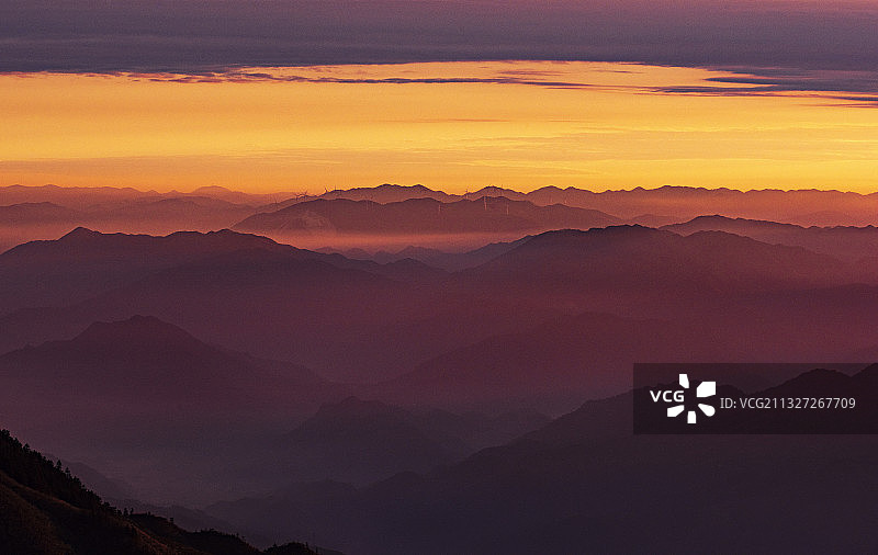 在山之巅图片素材