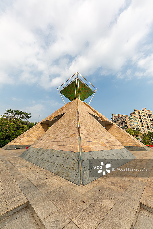 凤凰山国家矿山公园“矿业生辉”标志碑，造型为金字塔顶镶钻石图片素材