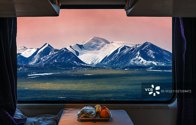 坐着火车去拉萨--窗外的唐古拉山图片素材