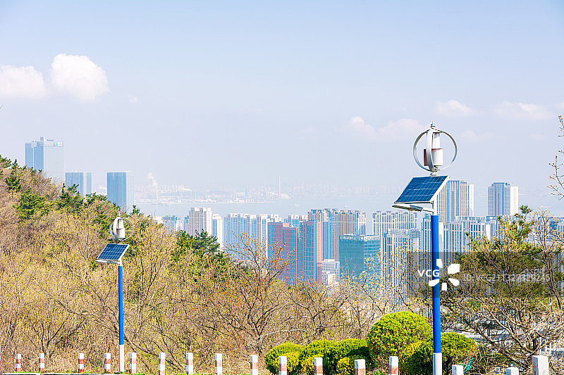 大连棒棰岛盘山路上的太阳能、风能路灯图片素材