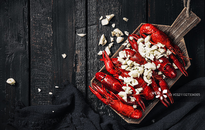 黑色背景小龙虾图片素材