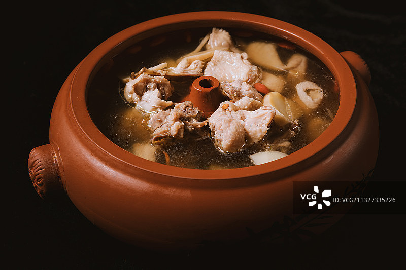 影棚拍摄云南美食汽锅鸡图片素材
