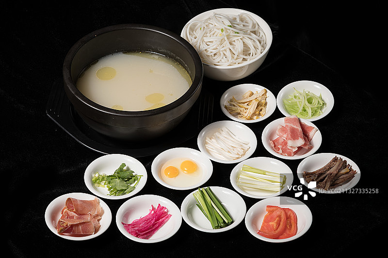 云南特色美食过桥米线图片素材