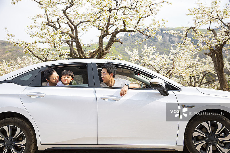 快乐一家人开车自驾游户外旅行图片素材