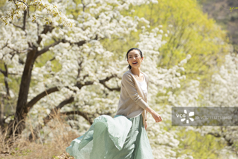 青年女子户外旅行嬉戏图片素材