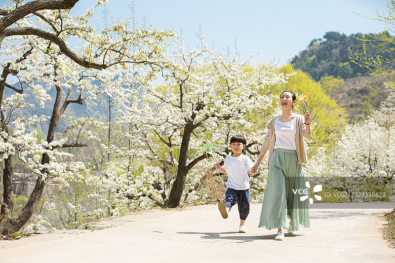 快乐母子拿着风车户外旅游嬉戏图片素材