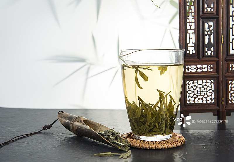 玻璃杯里的茶水，茶艺，茶叶，茶饮，绿茶，龙井，泡茶图片素材