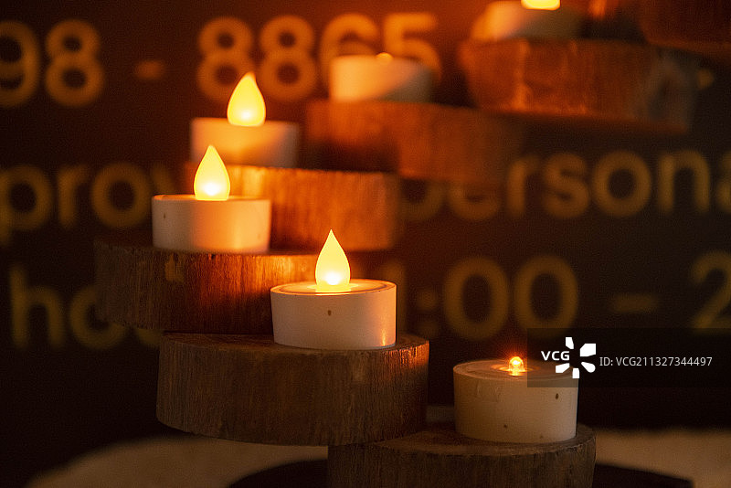 祈福的烛光图片素材