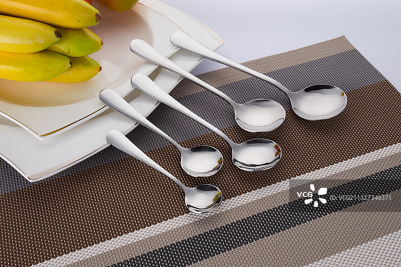 放在桌面上的不锈钢餐具图片素材