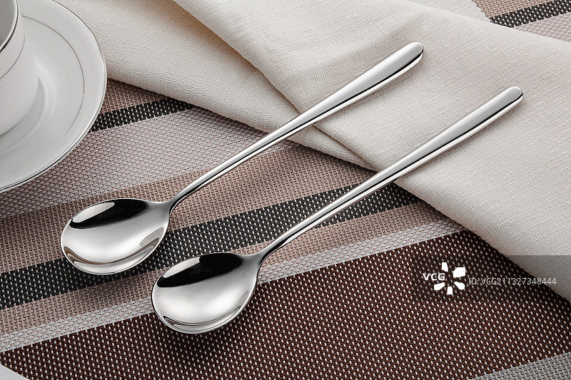 放在桌面上的不锈钢餐具图片素材