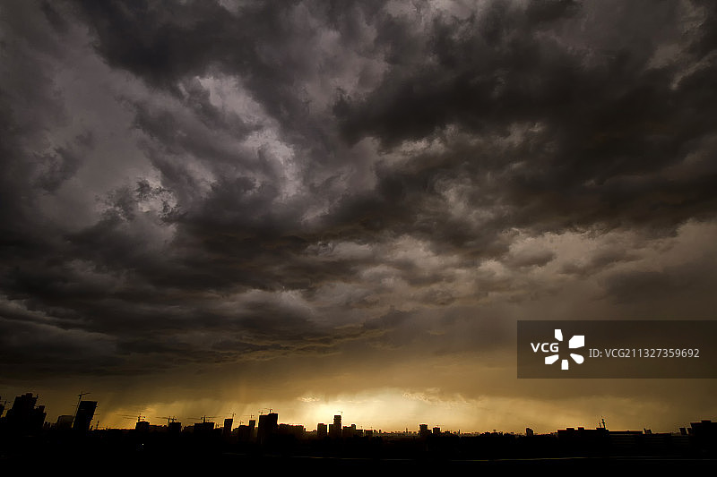 暴雨即将到来的城市图片素材