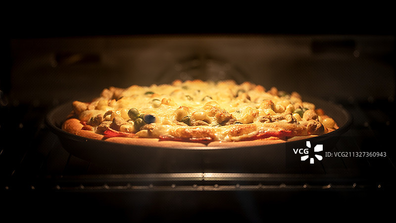烤炉与餐桌：家庭自制披萨图片素材