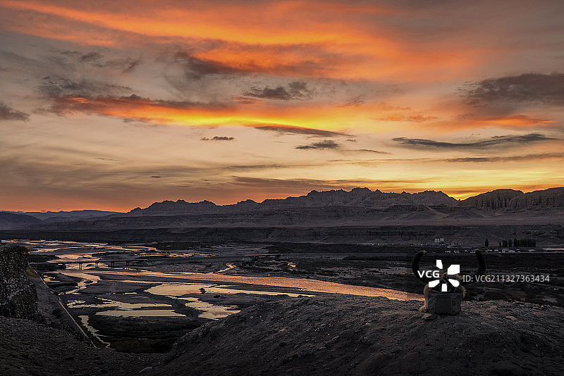 西藏阿里札达县托林寺日落图片素材