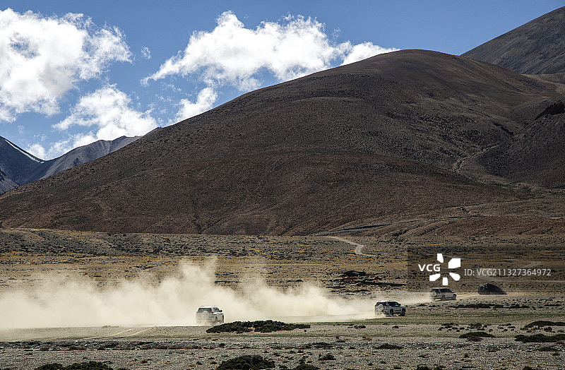 西藏地区的越野车队图片素材