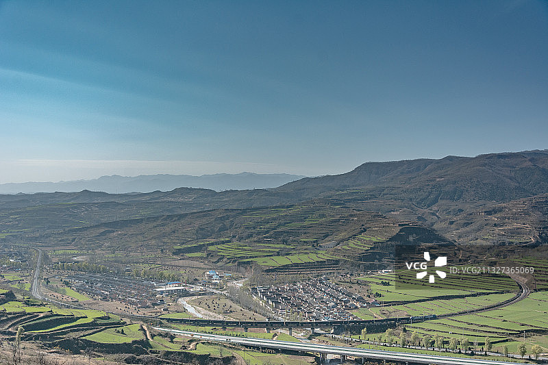 列车通过宝中铁路史家铺展线图片素材