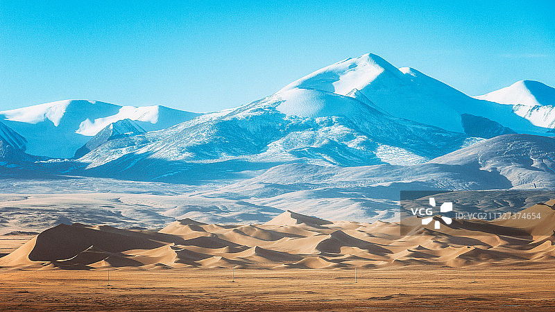 流动的沙丘与不变的雪山-阿尔金之美图片素材