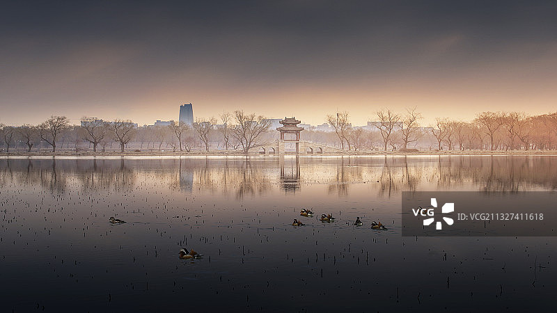 颐和园静静的湖水图片素材