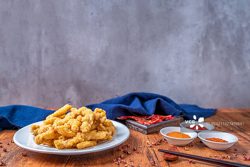 在木桌上的成都美食一盘小酥肉图片素材