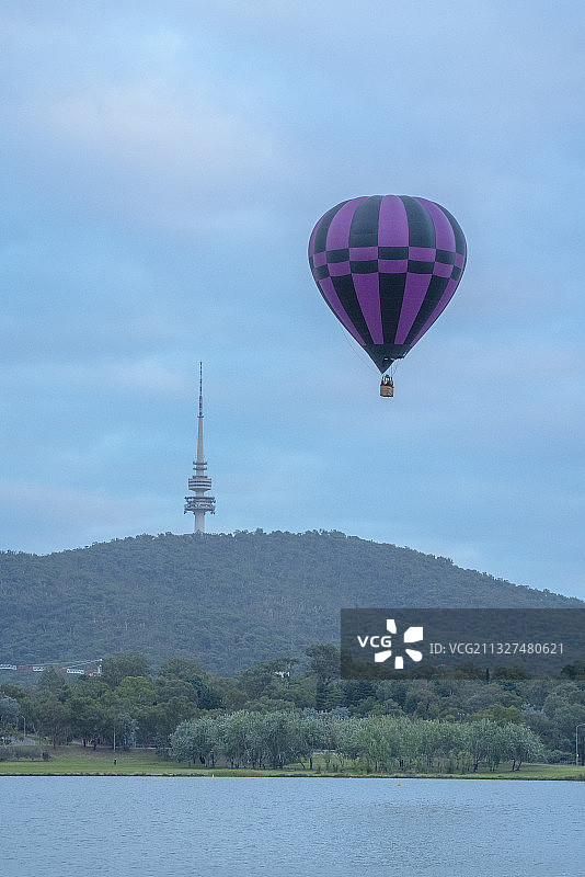 山湖上空的一只彩色热气球图片素材