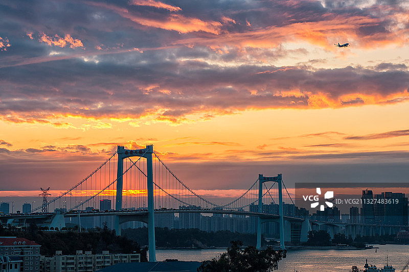 中国厦门海沧大桥火烧云日落图片素材