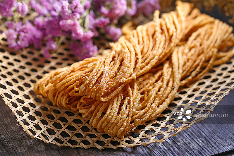 馓子放在竹垫上图片素材