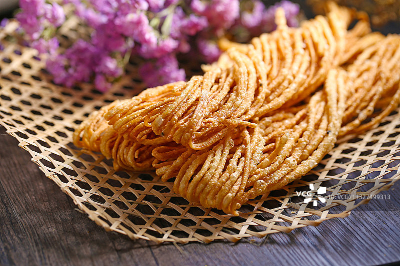 馓子放在竹垫上图片素材
