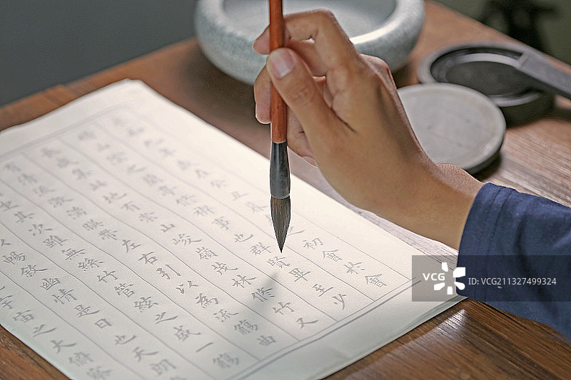 书法家手拿毛笔抄写兰亭序楷书 中国书法概念图片素材