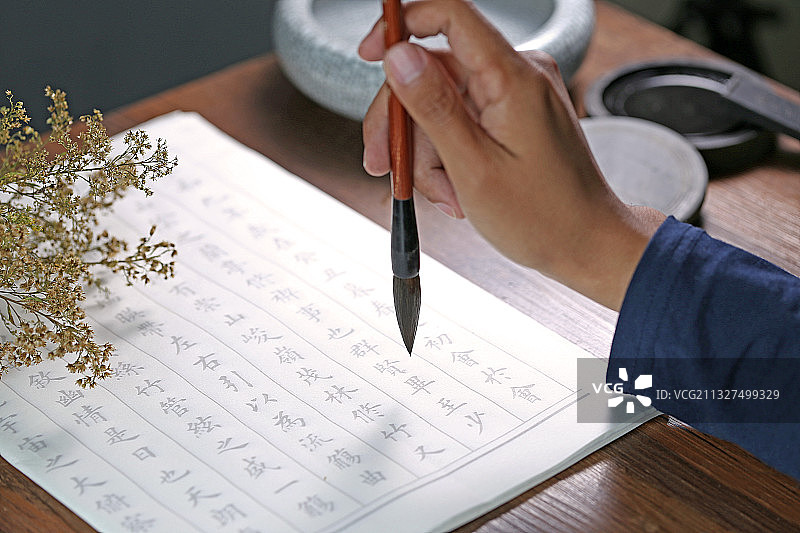 书法家手拿毛笔抄写兰亭序楷书 中国书法概念图片素材