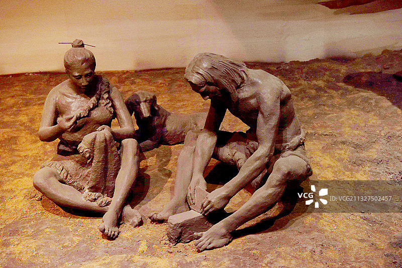 河北蔚县代蔚长歌主题成列展上拍摄再现古人类生活场景的泥塑作品图片素材