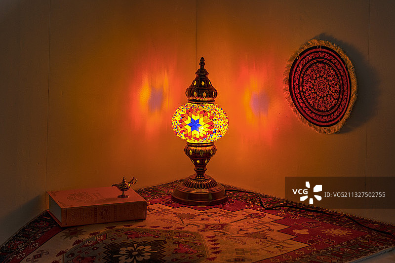 民族风工艺品台灯，纺锤形台灯图片素材