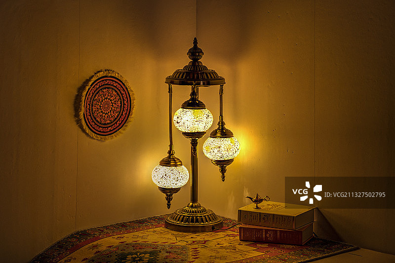 阿拉伯复古台灯，土耳其三头工艺灯图片素材