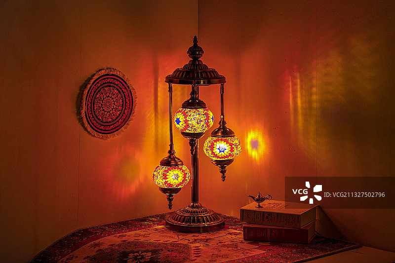 阿拉伯复古台灯，土耳其三头工艺灯图片素材