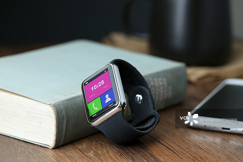 智能手表和手机放在桌面上图片素材