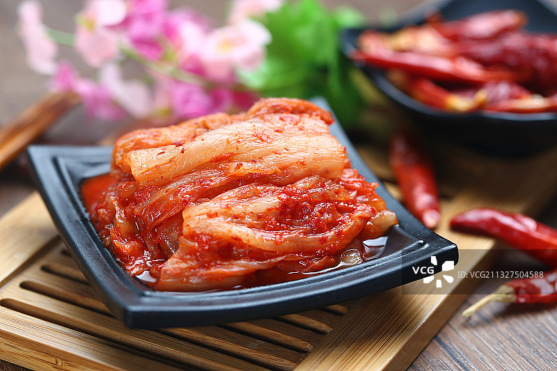 泡菜放在竹盘上图片素材