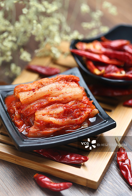 泡菜放在竹盘上图片素材