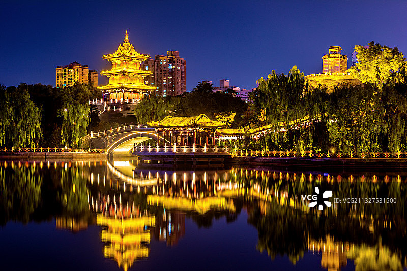 中国山西太原迎泽公园夜景风光图片素材
