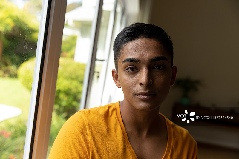 混血男人看向镜头特写图片素材