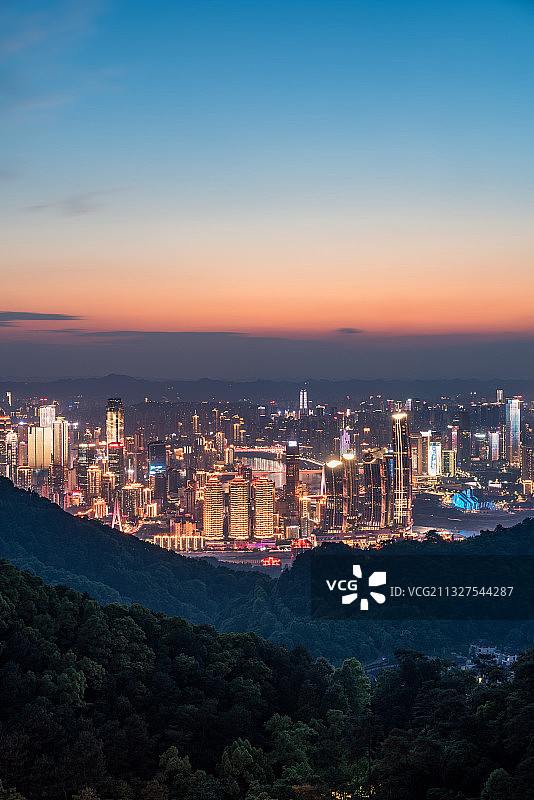 从重庆南山俯瞰重庆日落夜景全景图片素材