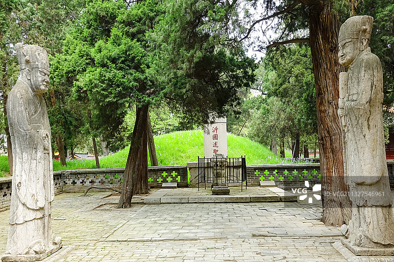 孔林 至圣林：曲阜“三孔”之一，孔子及其后裔的家族墓地图片素材