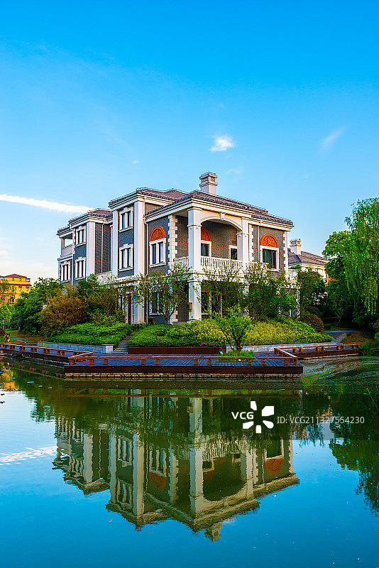 蓝天下的别墅和水中倒影图片素材
