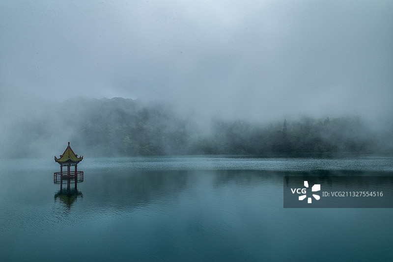芦林湖雾景图片素材