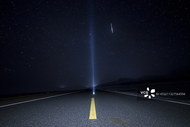 深夜赛里木湖边的星空图片素材